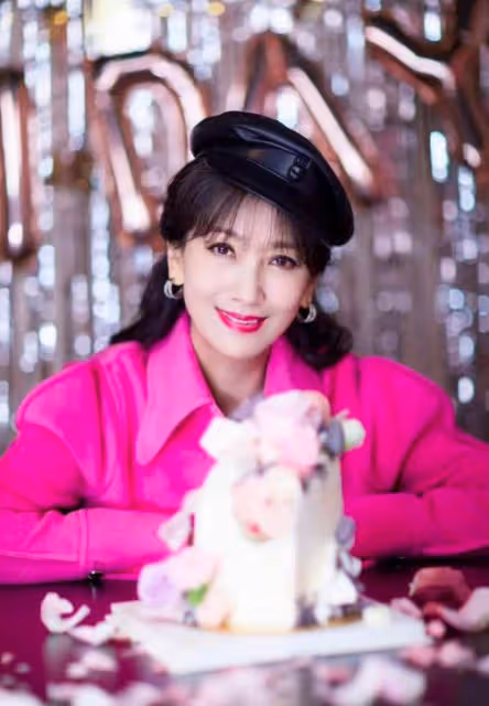 趙雅芝慶生照太嫩了，粉大衣配黑絲女人味十足，年近七十保養巨好