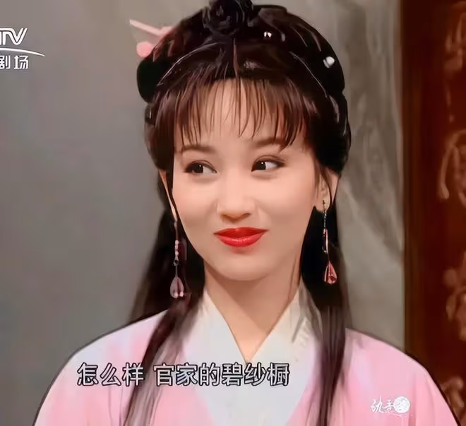 趙雅芝慶生照太嫩了，粉大衣配黑絲女人味十足，年近七十保養巨好