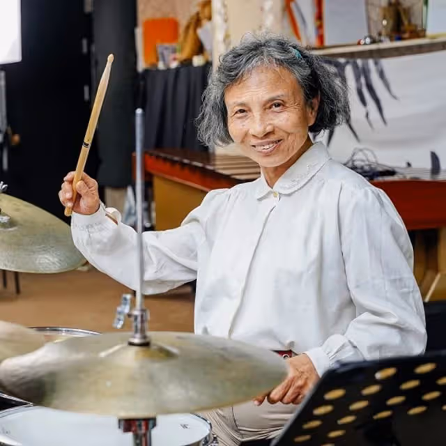 走出病痛折磨, 臺北搖滾奶奶70歲站上小巨蛋,鼓槌打出人生華麗樂章「人老了,反而更適合圓夢」