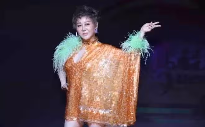 57歲綜藝大姊大「突自爆最大兒28歲」當媽多年，直言「我要錢沒用」，欲將5億資產留員工，網狂讚：真的大善人