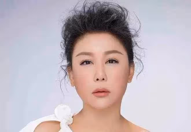 57歲綜藝大姊大「突自爆最大兒28歲」當媽多年，直言「我要錢沒用」，欲將5億資產留員工，網狂讚：真的大善人