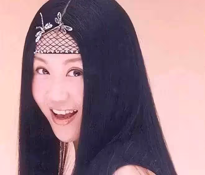 57歲綜藝大姊大「突自爆最大兒28歲」當媽多年,直言「我要錢沒用」,欲將5億資產留員工,網狂讚:真的大善人