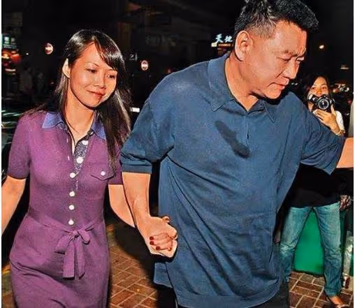 豪門棄子劉子鋒,母親是化學博士父親是劉鑾雄,卻4歲被踢出家門