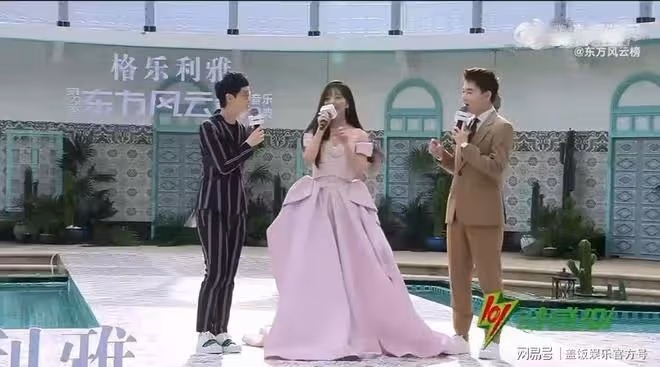 眾星齊亮相紅毯,鞠婧禕深V長裙身材優越,鄧紫棋穿鏤空蕾絲驚艷