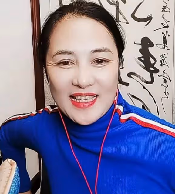50歲王菁華罕露面氣質出眾，曾與常戎相戀11年，分手後單身多年