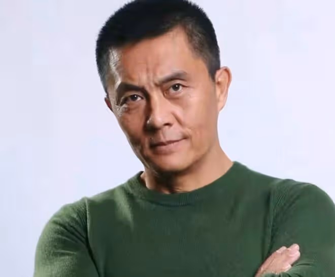 50歲王菁華罕露面氣質出眾，曾與常戎相戀11年，分手後單身多年