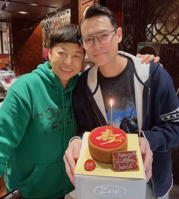 海俊傑迎50歲生日，與小13歲妻子貼面秀恩愛，女方身材圓潤顯富態