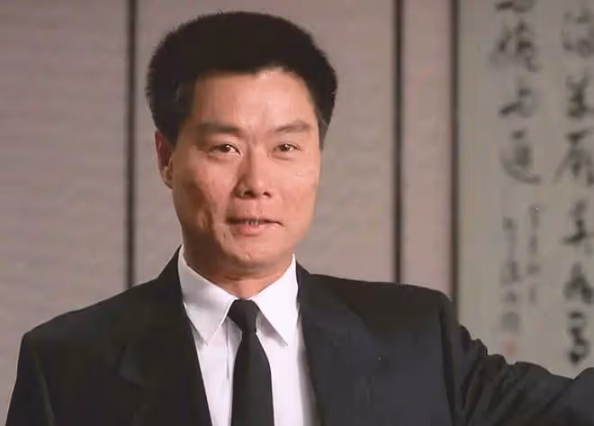 70歲老戲骨出殯，眾星冒雨送別神情哀傷，錢小豪錢嘉樂兄弟扶靈