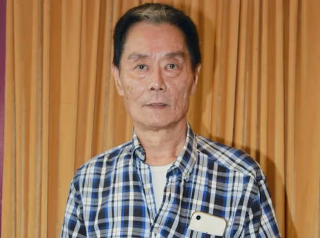 70歲老戲骨出殯，眾星冒雨送別神情哀傷，錢小豪錢嘉樂兄弟扶靈