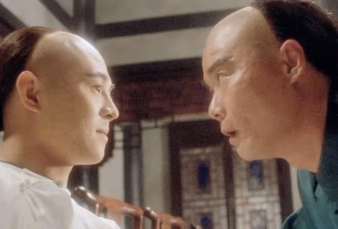 70歲老戲骨出殯，眾星冒雨送別神情哀傷，錢小豪錢嘉樂兄弟扶靈