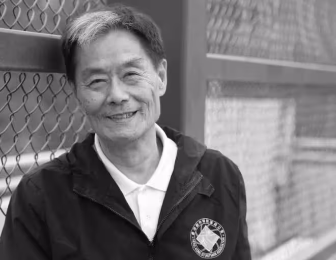 70歲老戲骨出殯，眾星冒雨送別神情哀傷，錢小豪錢嘉樂兄弟扶靈