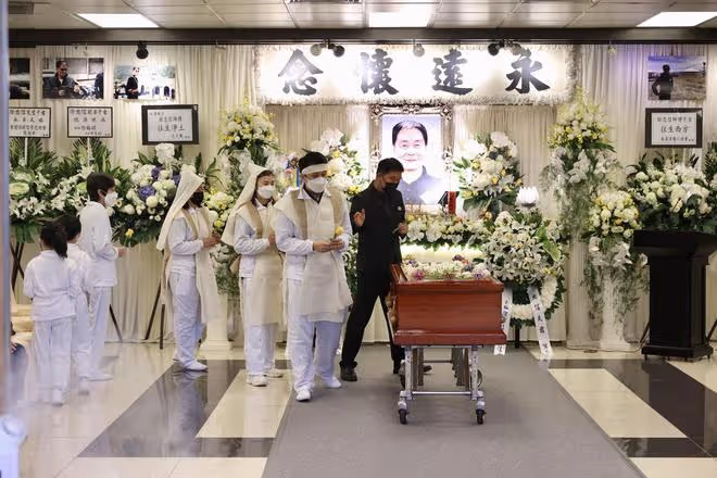 70歲老戲骨出殯，眾星冒雨送別神情哀傷，錢小豪錢嘉樂兄弟扶靈