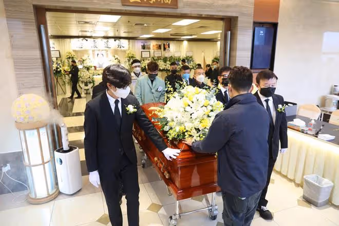 70歲老戲骨出殯，眾星冒雨送別神情哀傷，錢小豪錢嘉樂兄弟扶靈