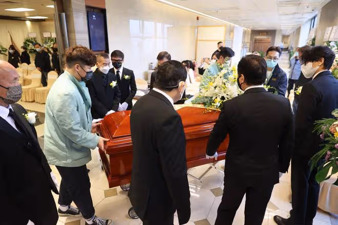 70歲老戲骨出殯，眾星冒雨送別神情哀傷，錢小豪錢嘉樂兄弟扶靈