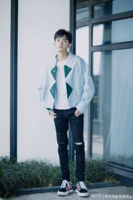 25歲青年演員李明德再發文，斥責公司劣跡行為，工資明細大有問題