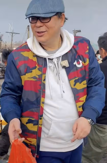 50歲「夏東海」高亞麟現身鄉下，坐小馬扎吆喝賣海鮮，被路人圍觀