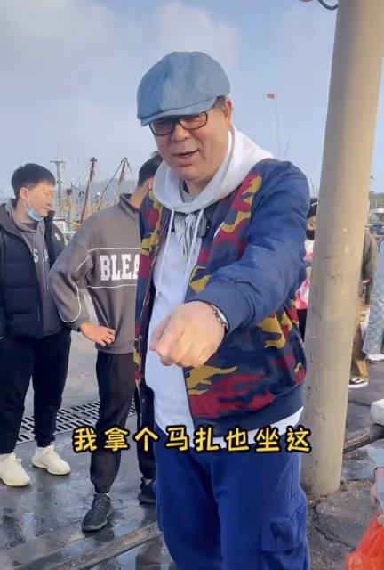 50歲「夏東海」高亞麟現身鄉下，坐小馬扎吆喝賣海鮮，被路人圍觀