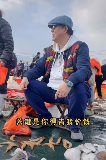 50歲「夏東海」高亞麟現身鄉下，坐小馬扎吆喝賣海鮮，被路人圍觀