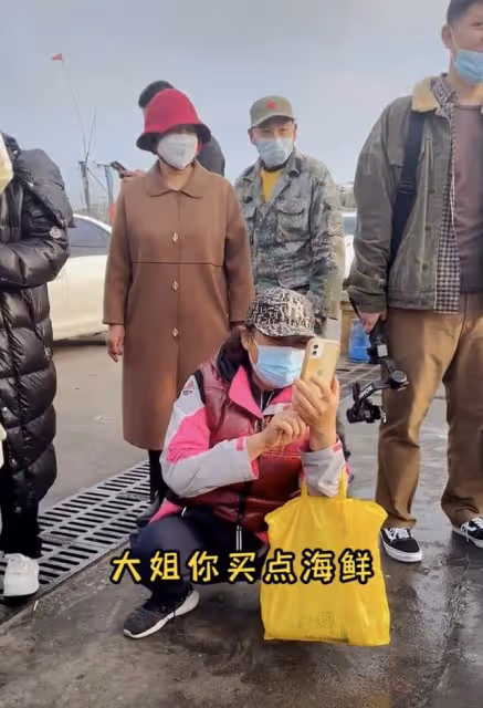 50歲「夏東海」高亞麟現身鄉下，坐小馬扎吆喝賣海鮮，被路人圍觀