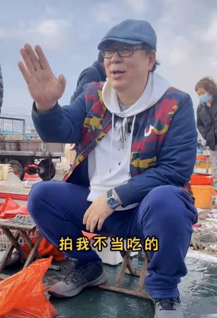 50歲「夏東海」高亞麟現身鄉下，坐小馬扎吆喝賣海鮮，被路人圍觀