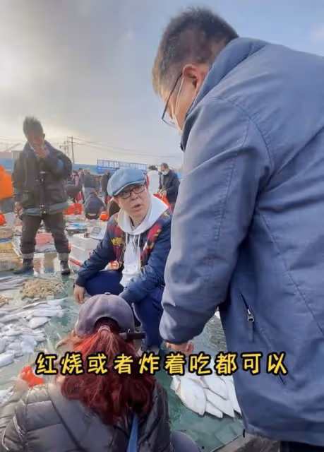 50歲「夏東海」高亞麟現身鄉下，坐小馬扎吆喝賣海鮮，被路人圍觀