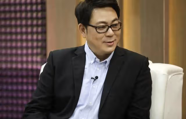 50歲「夏東海」高亞麟現身鄉下，坐小馬扎吆喝賣海鮮，被路人圍觀