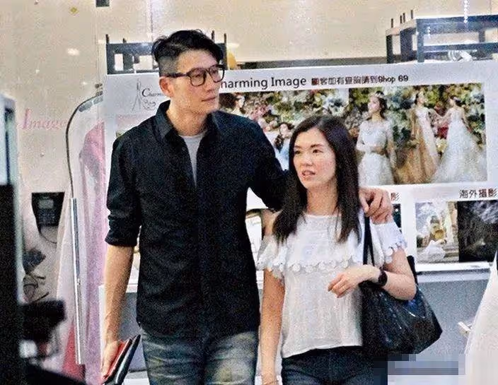 53歲TVB「不老男神」曾慘做亞姐觀音兵 終娶小7歲失婚港姐