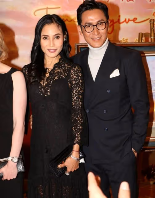 恭喜!TVB知名男星兒子攜外籍女友公開亮相,其父母更讚不絕口