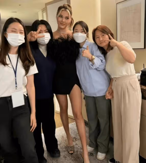谷愛凌現身巴黎名媛舞會 穿皮褲女王范十足