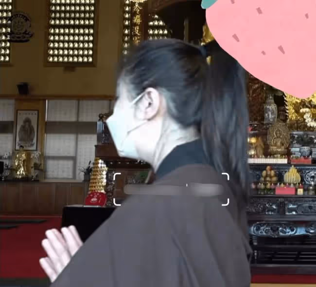 55歲王祖賢現身寺廟 眼睛紅腫像是剛哭過
