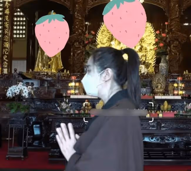 55歲王祖賢現身寺廟 眼睛紅腫像是剛哭過