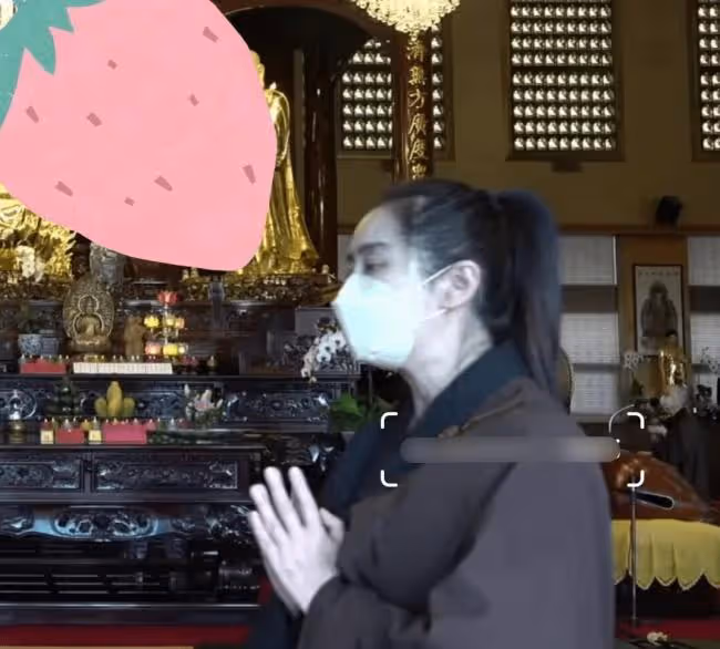 55歲王祖賢現身寺廟 眼睛紅腫像是剛哭過