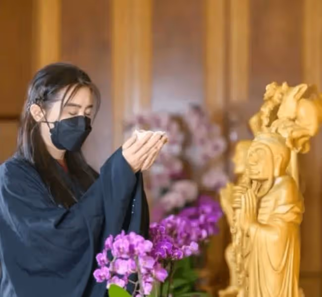 55歲王祖賢現身寺廟 眼睛紅腫像是剛哭過