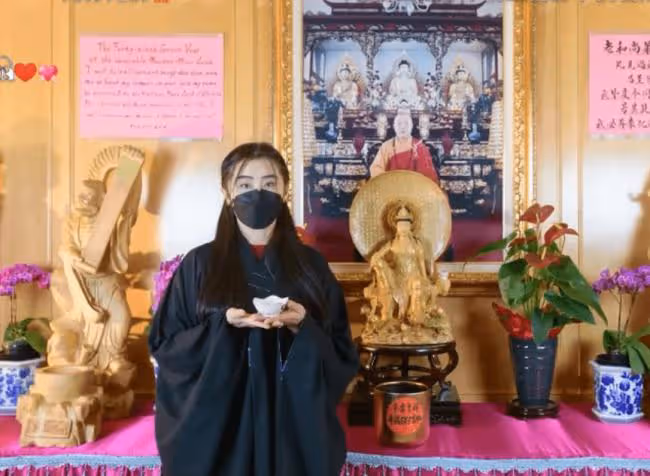 55歲王祖賢現身寺廟 眼睛紅腫像是剛哭過