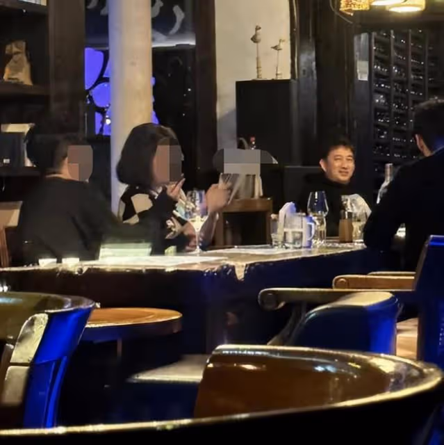 黃磊黃渤嚴敏酒吧聚會 黃磊瘦太多顏值回春