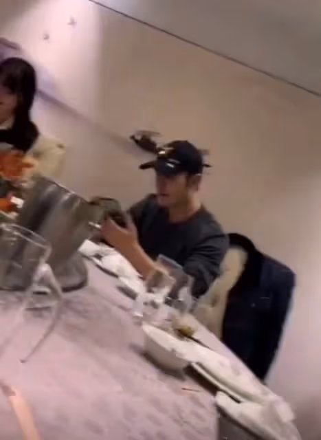 黃曉明帶葉珂參加聚餐 同玩手機傻笑好甜蜜