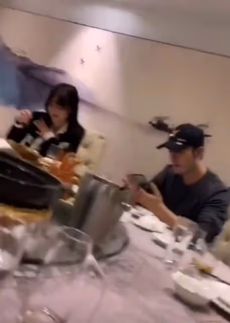 黃曉明帶葉珂參加聚餐 同玩手機傻笑好甜蜜