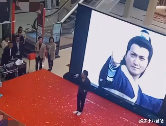62歲男星落魄賣唱！冷清現場「被大媽一眼認出」：你怎麼到這裡了　心酸回答「看哭無數中年人」