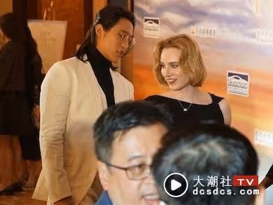 曾吻同性密友曝「Hehe味」…馬德鍾兒帶女友出席活動！