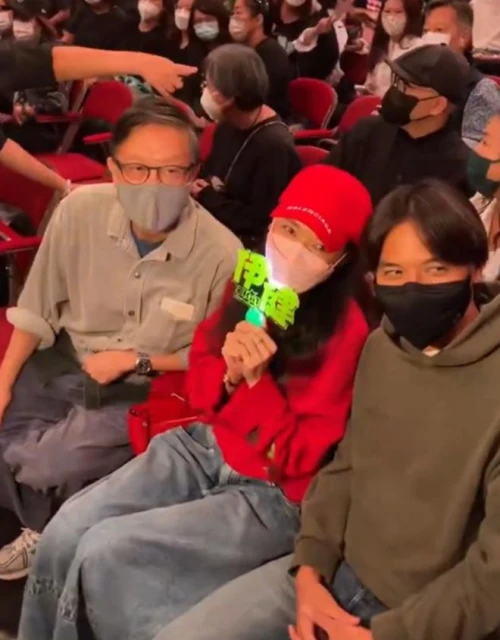 鄭伊健開演唱會,舒淇攜老公馮德倫現身支持,揮舞螢光棒表現激動