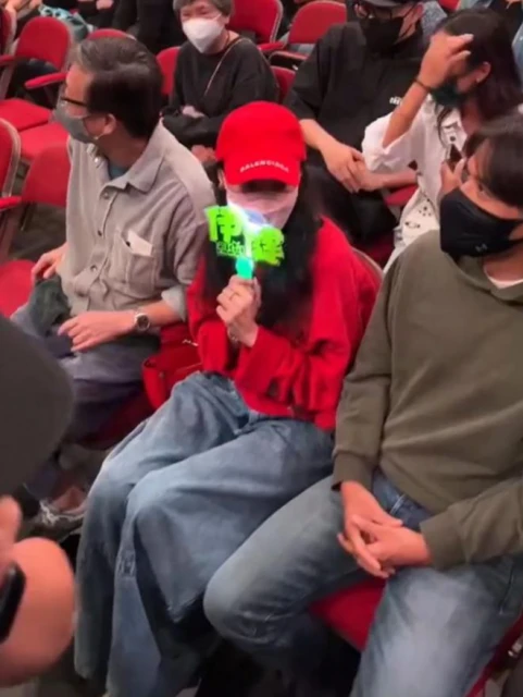 鄭伊健開演唱會,舒淇攜老公馮德倫現身支持,揮舞螢光棒表現激動