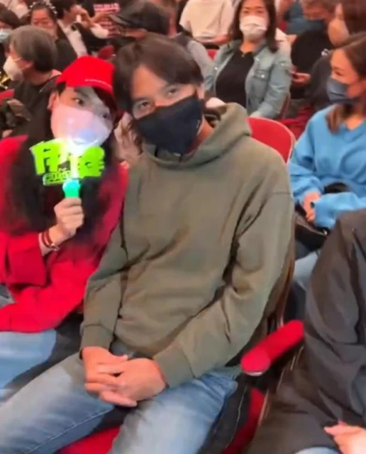 鄭伊健開演唱會,舒淇攜老公馮德倫現身支持,揮舞螢光棒表現激動