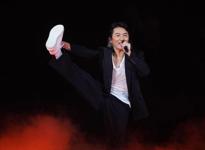 鄭伊健開演唱會,舒淇攜老公馮德倫現身支持,揮舞螢光棒表現激動
