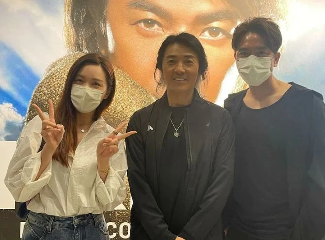 鄭伊健開演唱會,舒淇攜老公馮德倫現身支持,揮舞螢光棒表現激動