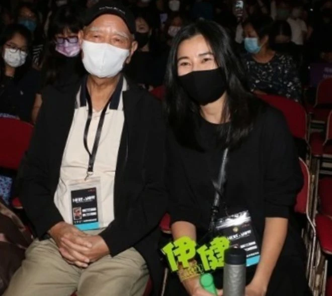 鄭伊健開演唱會,舒淇攜老公馮德倫現身支持,揮舞螢光棒表現激動