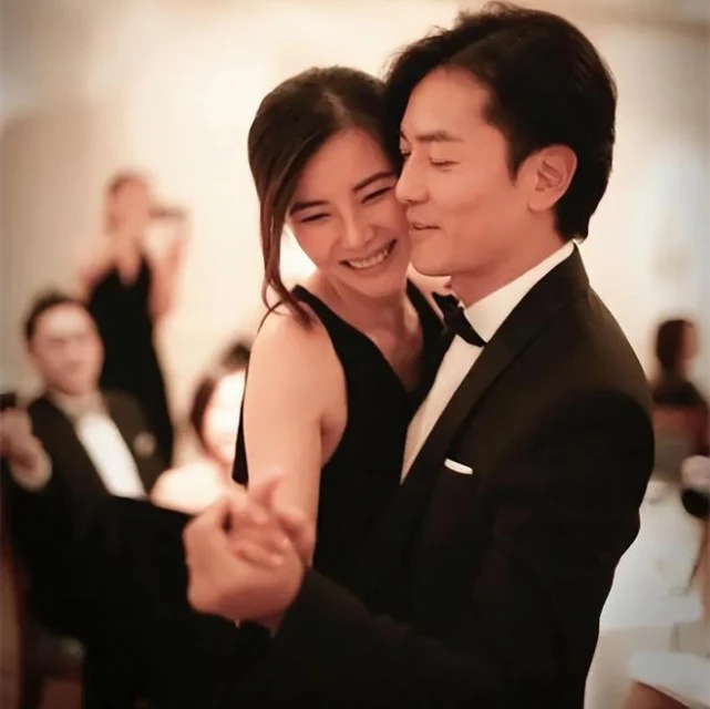 鄭伊健開演唱會,舒淇攜老公馮德倫現身支持,揮舞螢光棒表現激動