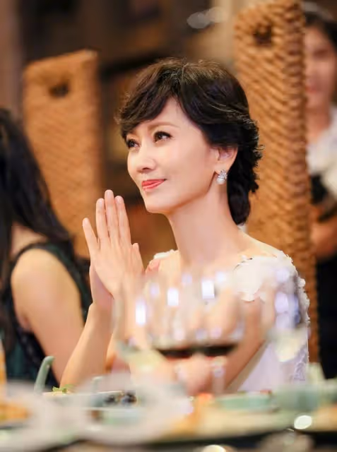 帶兩兒再婚！資深女星嫁給二任尪「被捧在掌心疼37年」　「把夫當男朋友」婚姻秘訣曝光