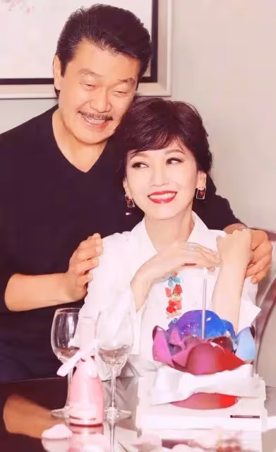 帶兩兒再婚！資深女星嫁給二任尪「被捧在掌心疼37年」　「把夫當男朋友」婚姻秘訣曝光