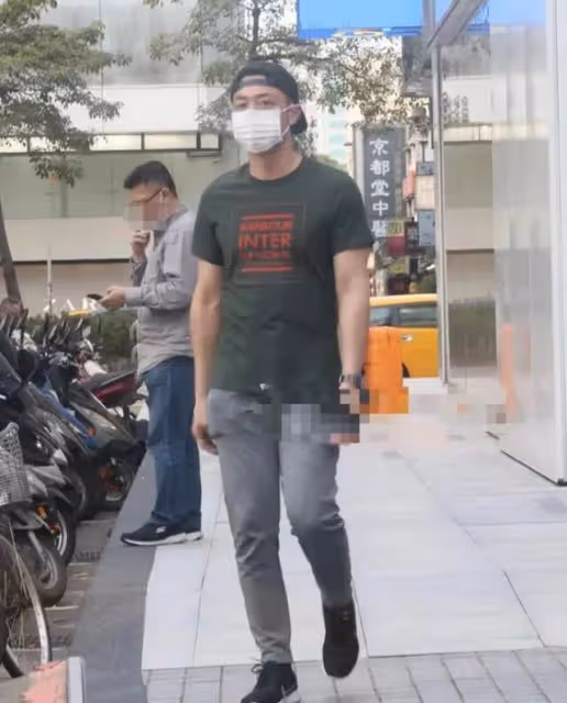 42歲霍建華獨自逛街喝咖啡！不懼媒體鏡頭，狀態不輸小鮮肉