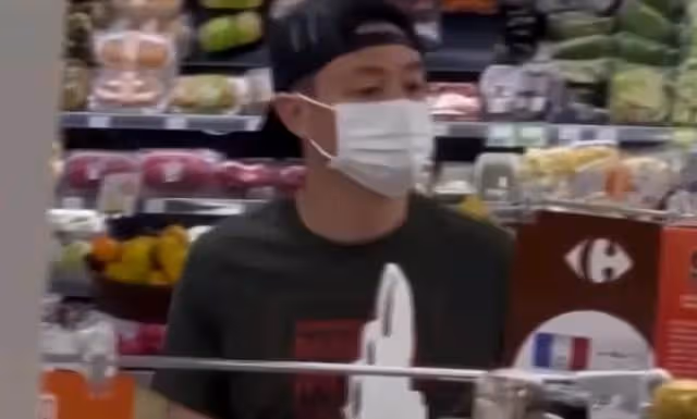 42歲霍建華獨自逛街喝咖啡！不懼媒體鏡頭，狀態不輸小鮮肉